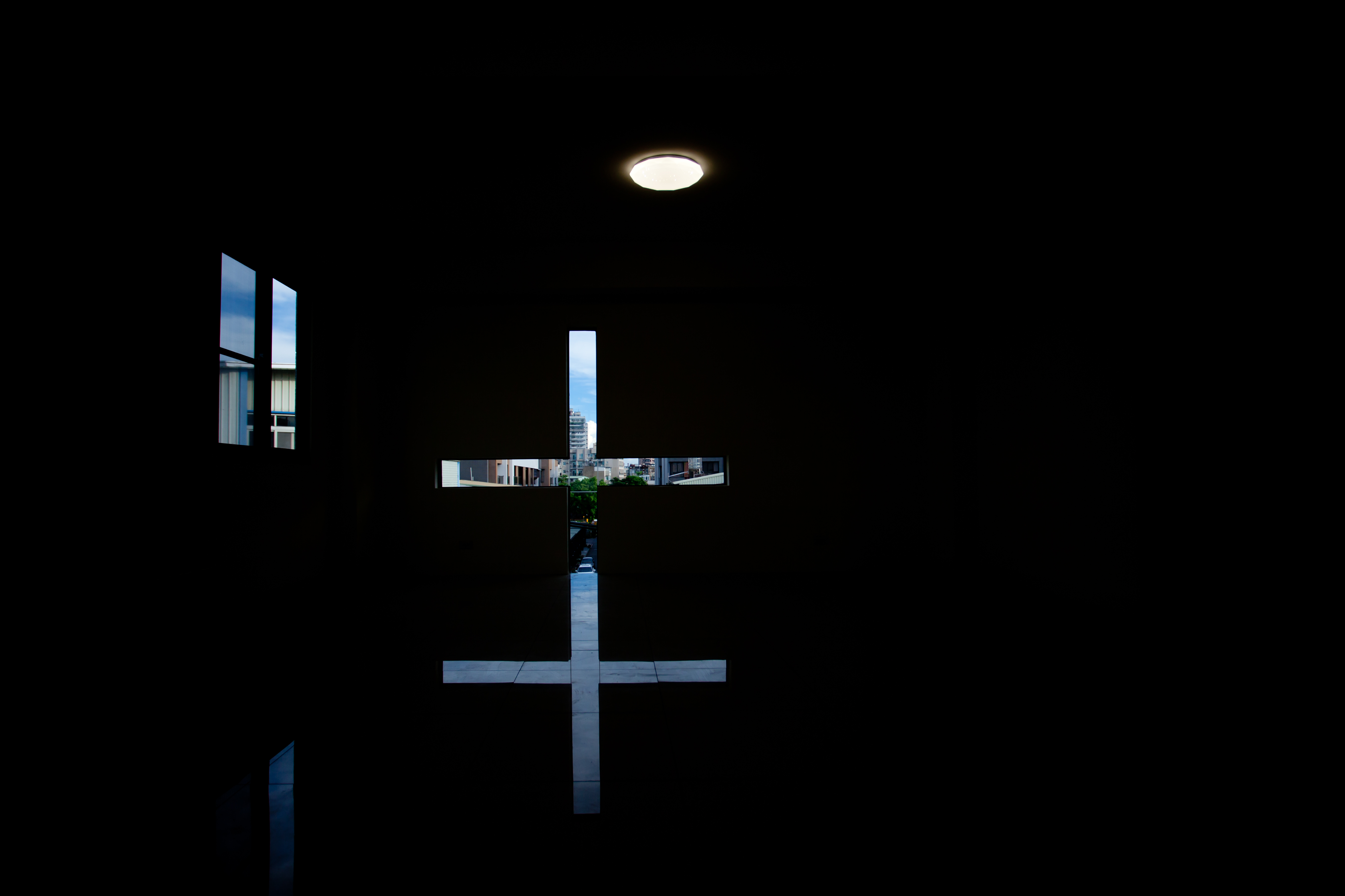 黑暗中從十字架能看到光與人間