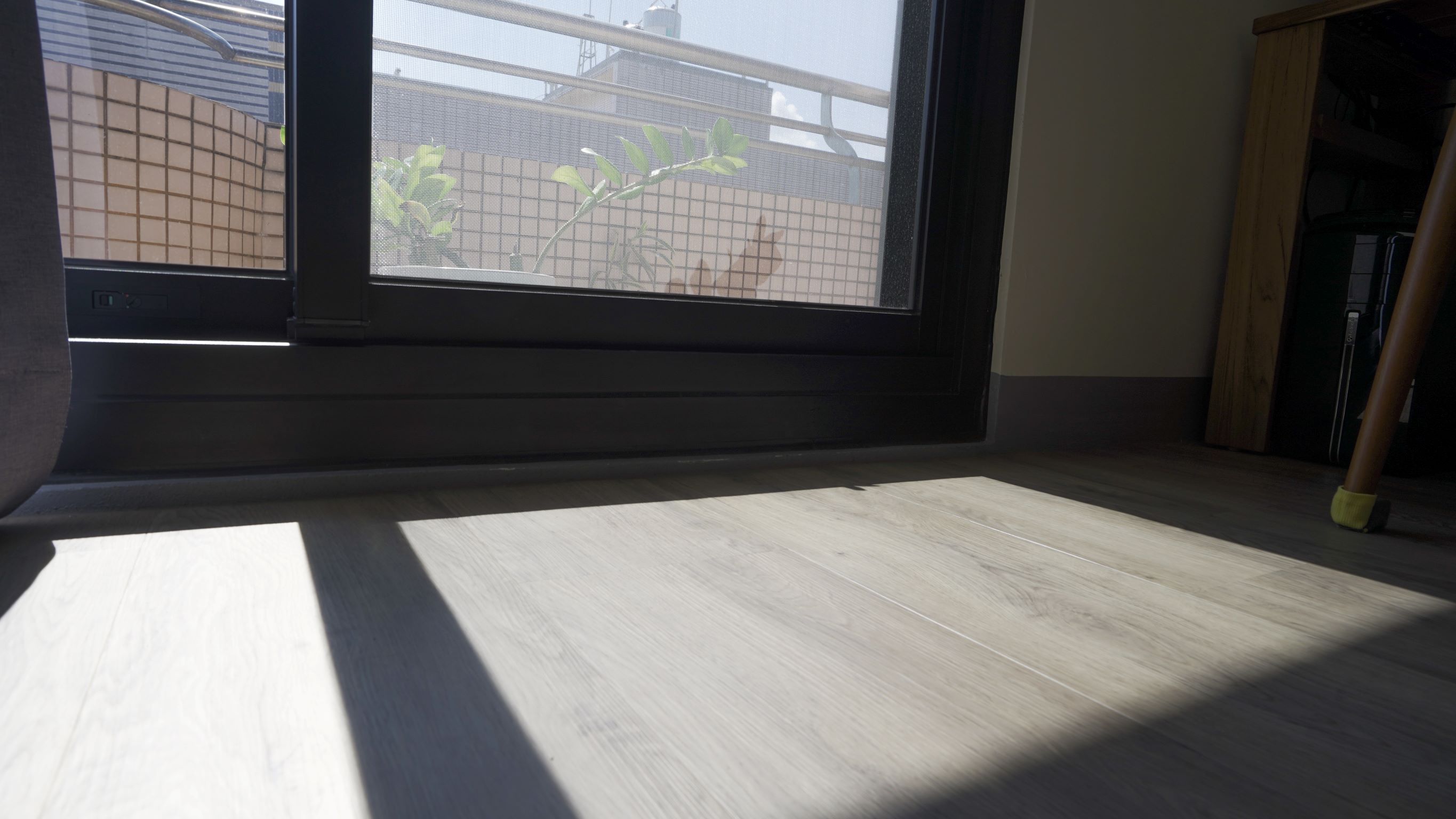 陽光從窗外灑落木紋地板