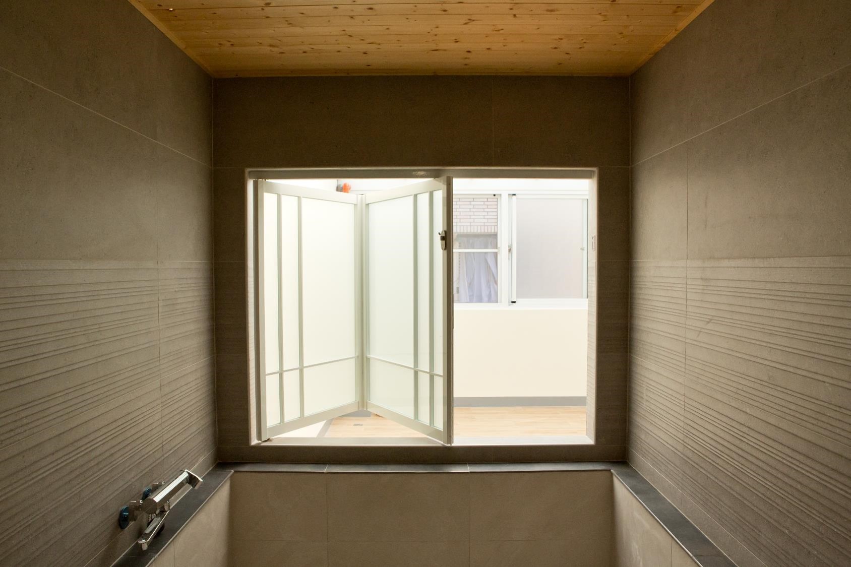 浴室開窗可見外側的室內曬衣空間