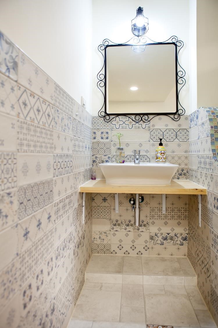 洗手間舖貼和浴室牆面相同的藍色花磚